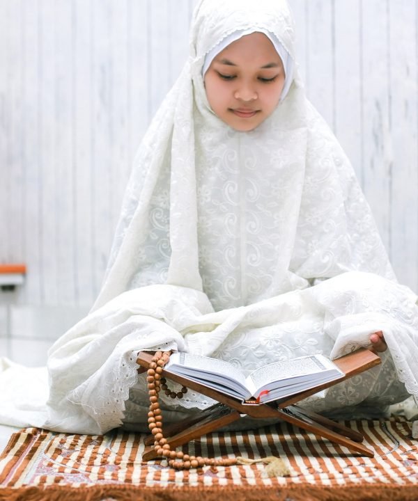 mulim-woman-reading-quran